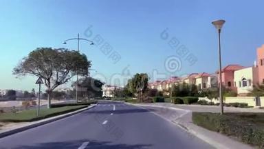在前往高尔夫球场的途中，驱车经过迪拜的阿尔巴迪亚<strong>房地产开发</strong>公司